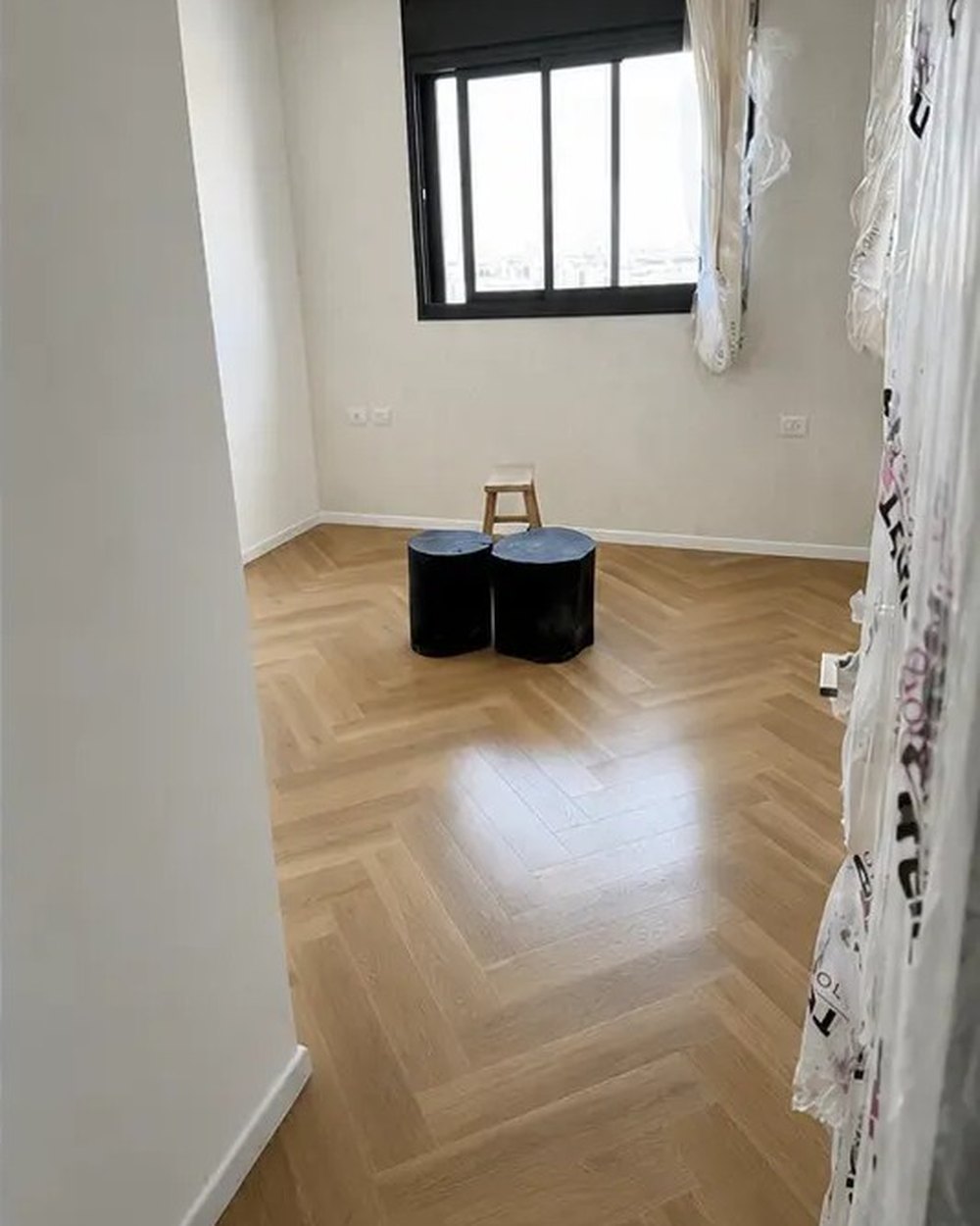 חדר עם ארונות — אחרי ניקיון מקצועי של המנקים