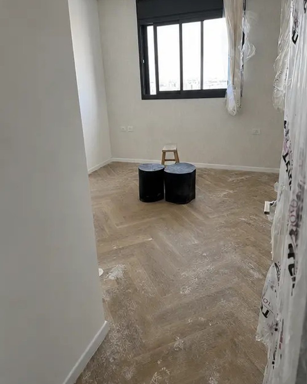 חדר עם ארונות — לפני ניקיון לאחר שיפוץ